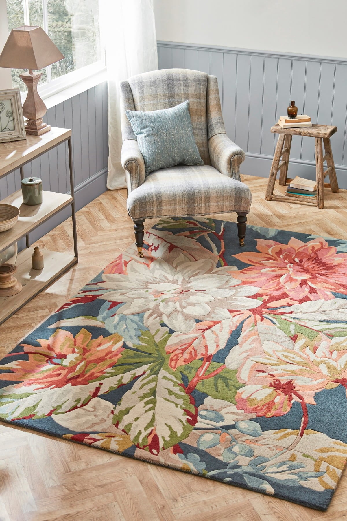 Granatowy Dywan Sanderson w Kwiaty - DAHLIA ROSEHIP TEAL 050608