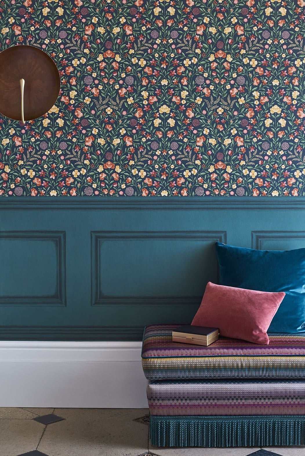 Tapeta Drobne Kwiatki Cole & Son 118/13031 Court Embroidery Historic Royal Palaces – Great Masters