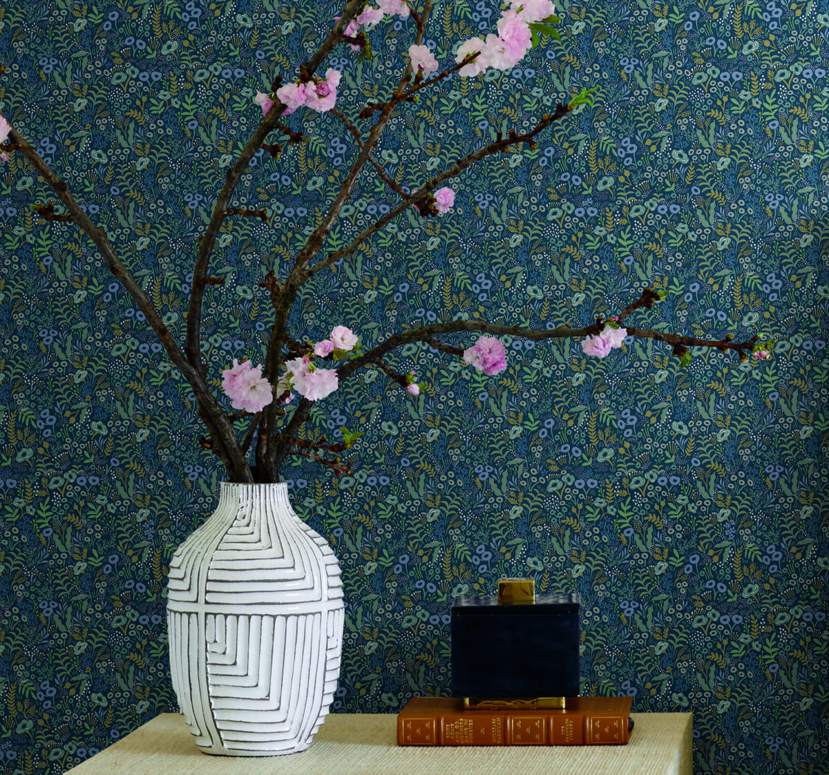 Tapeta Drobne Kwiaty York Wallcoverings RI5126 Tapestry Rifle Paper Co.