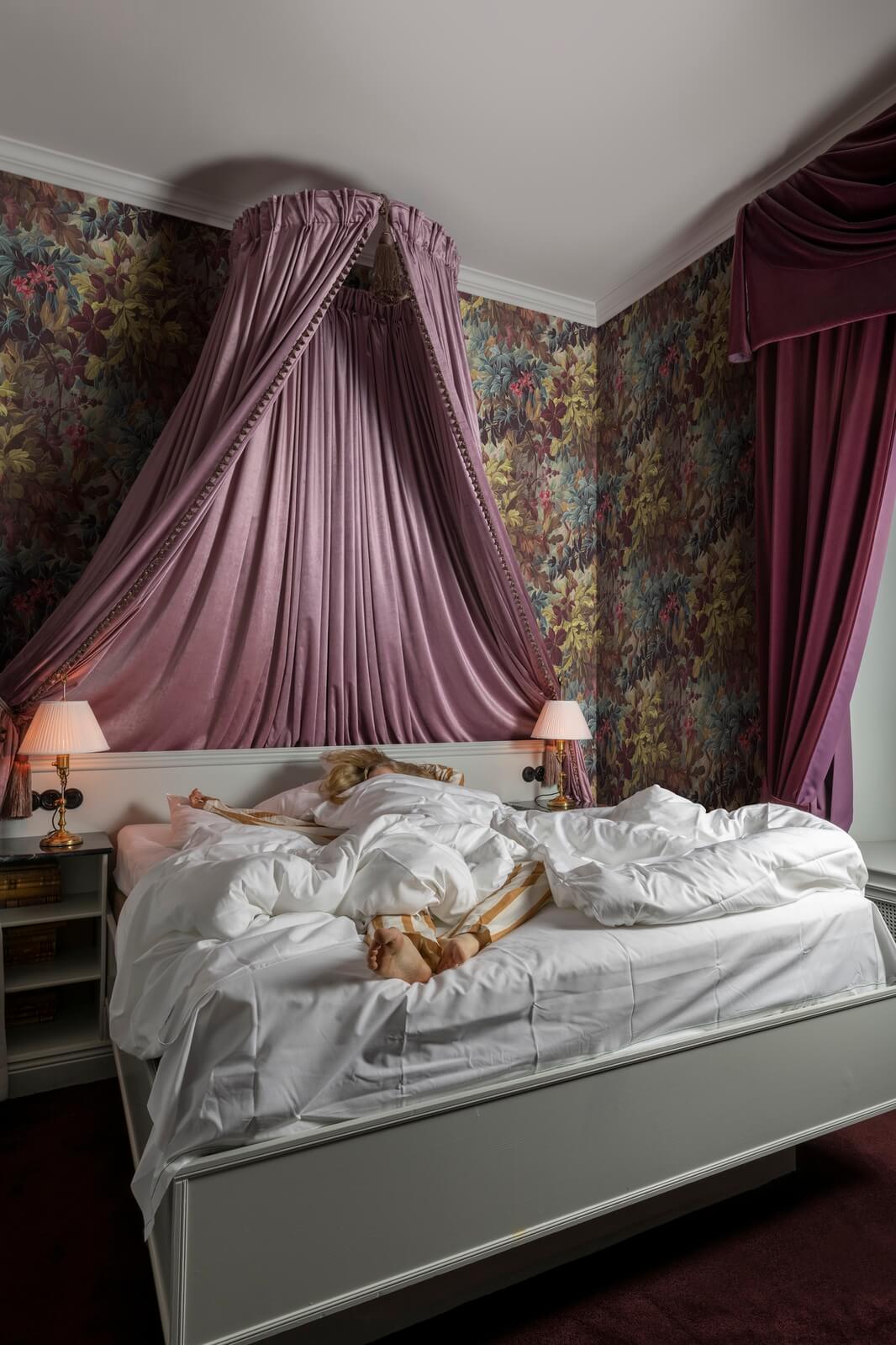 Tapeta roślinna Rebel Walls R17421 Anglessy Plum Oddity