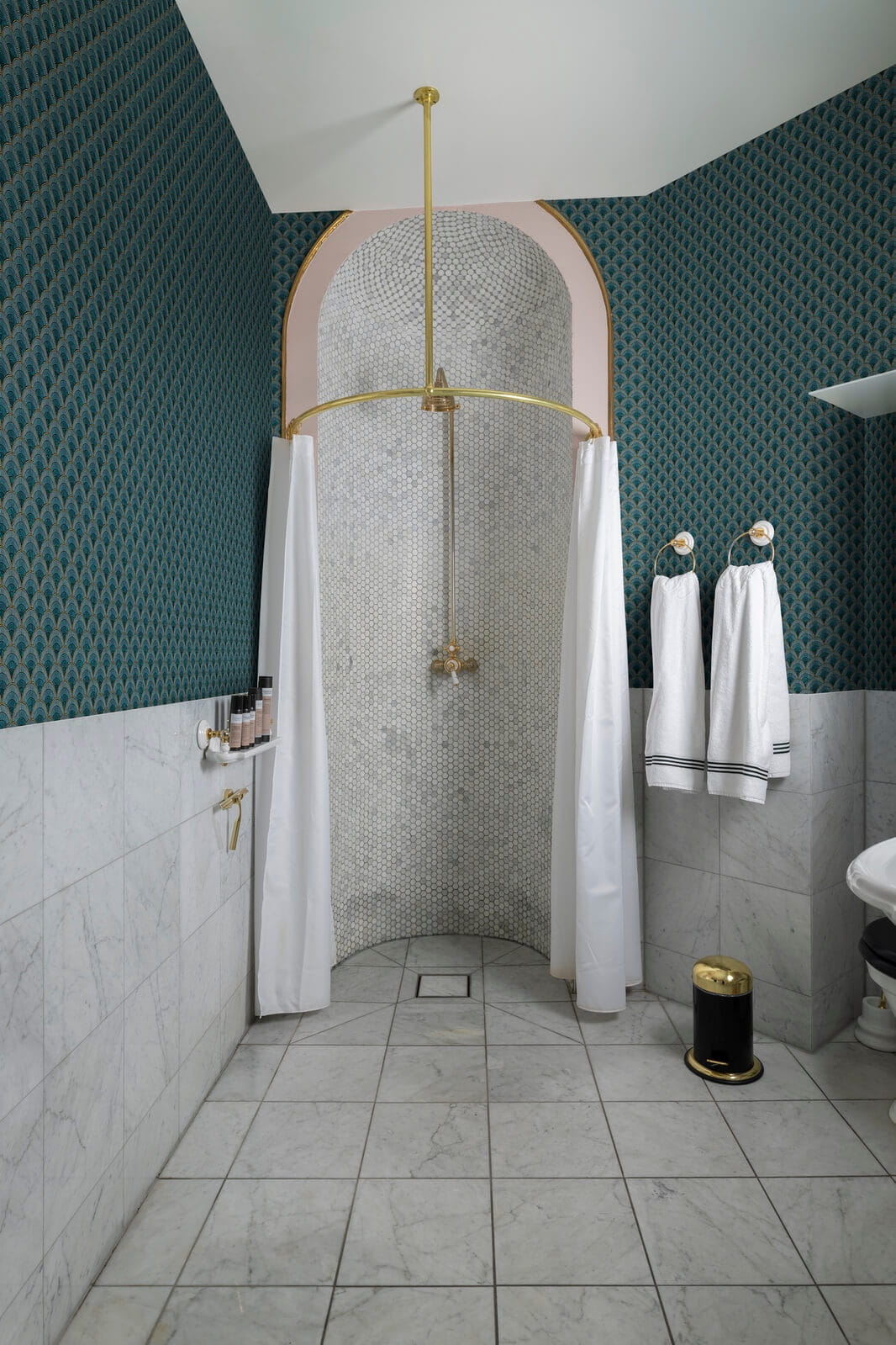 Tapeta z wachlarzami Rebel Walls R17471 Marmaris Peacock Oddity