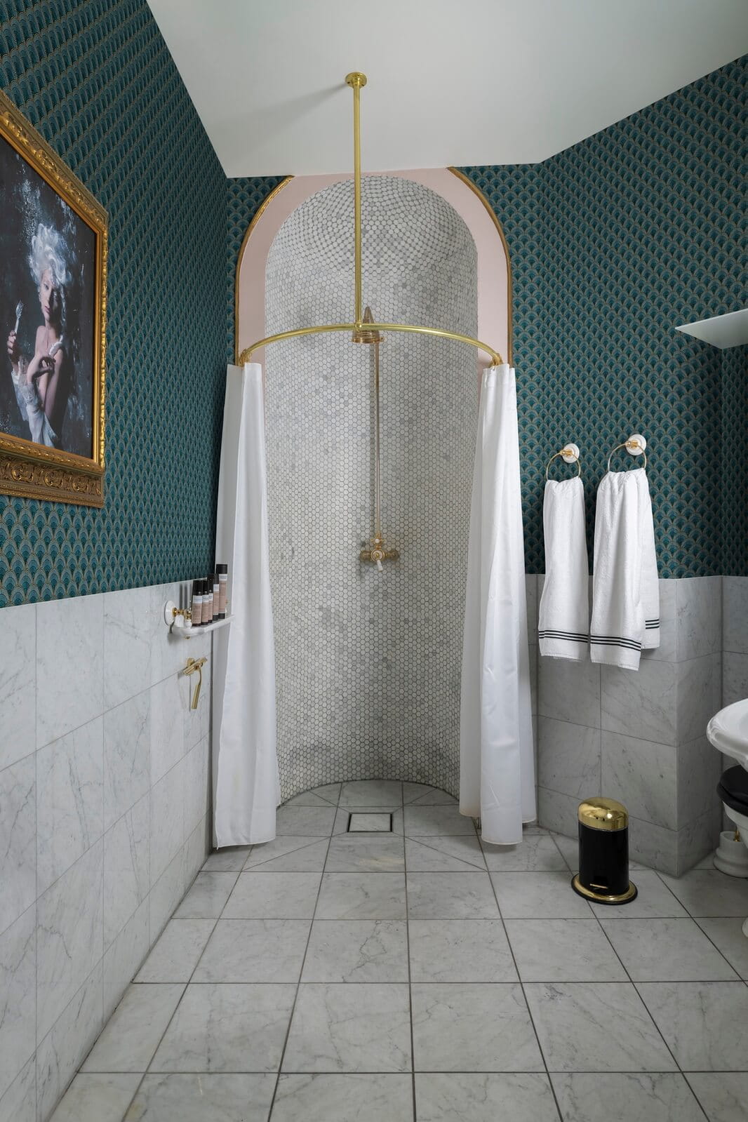 Tapeta z wachlarzami Rebel Walls R17471 Marmaris Peacock Oddity