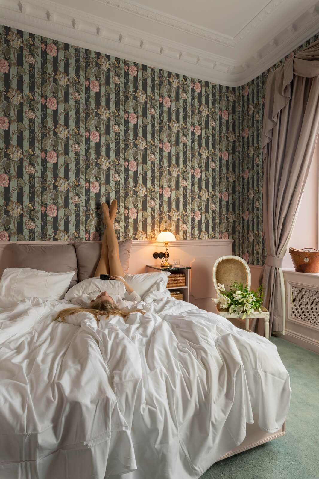 Tapeta z roślinnym pnączem Rebel Walls R17551 Soho Fern Oddity
