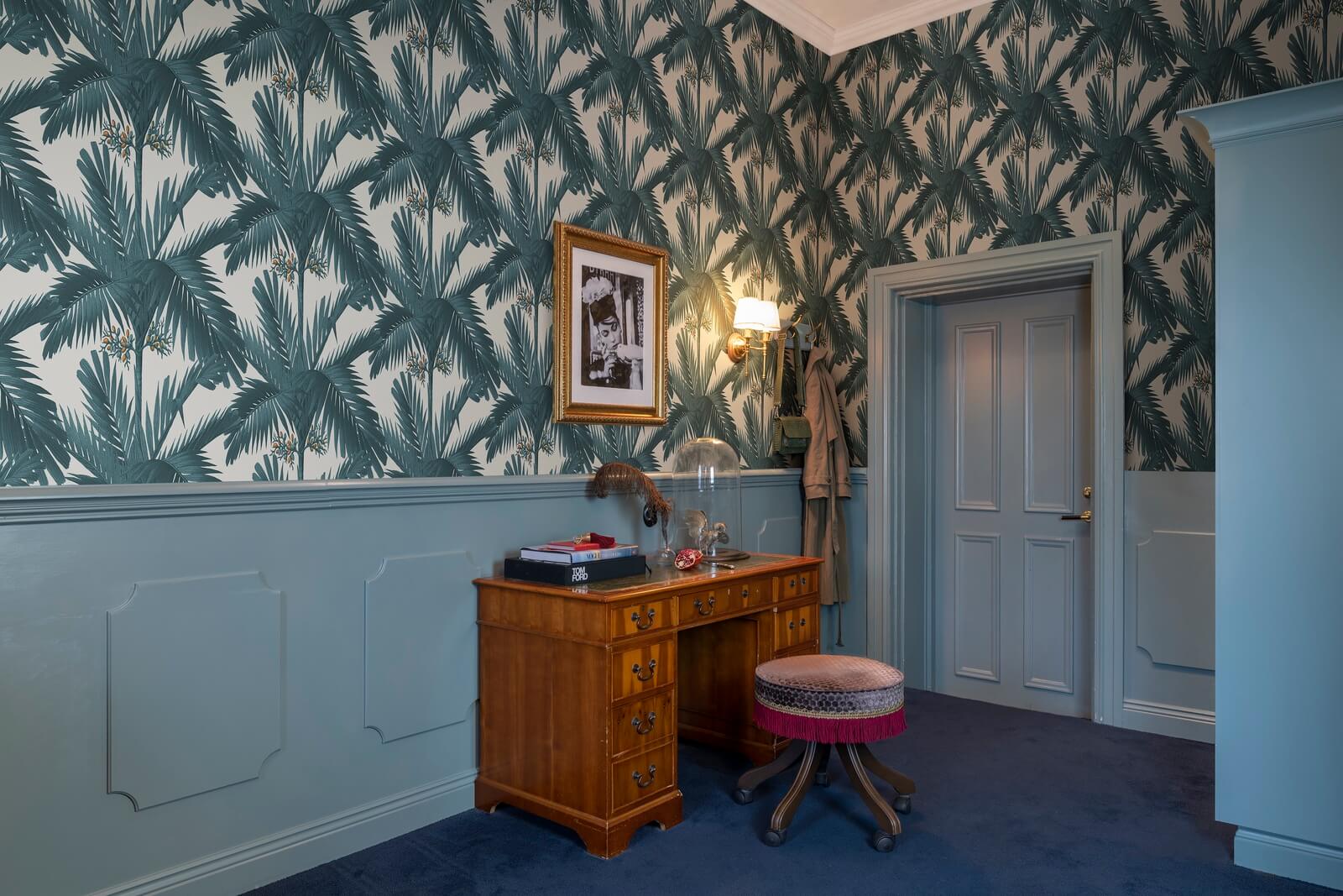Tapeta w palmy Rebel Walls R17571 Palm Spring Teal Oddity