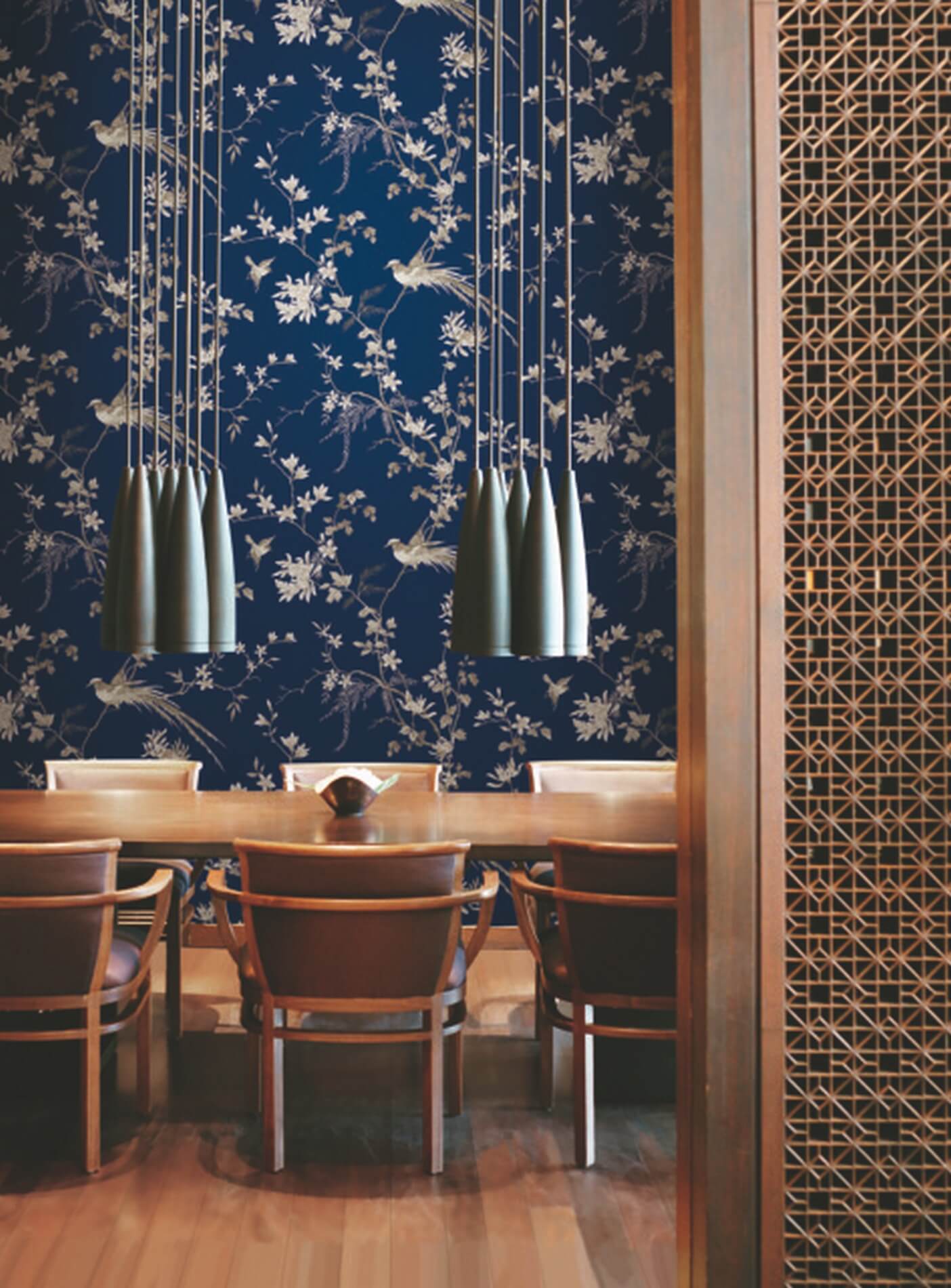 Tapeta w kwiatowe pnącza i ptaki York KT2171 Bird And Blossom Chinoiserie 24 Karat