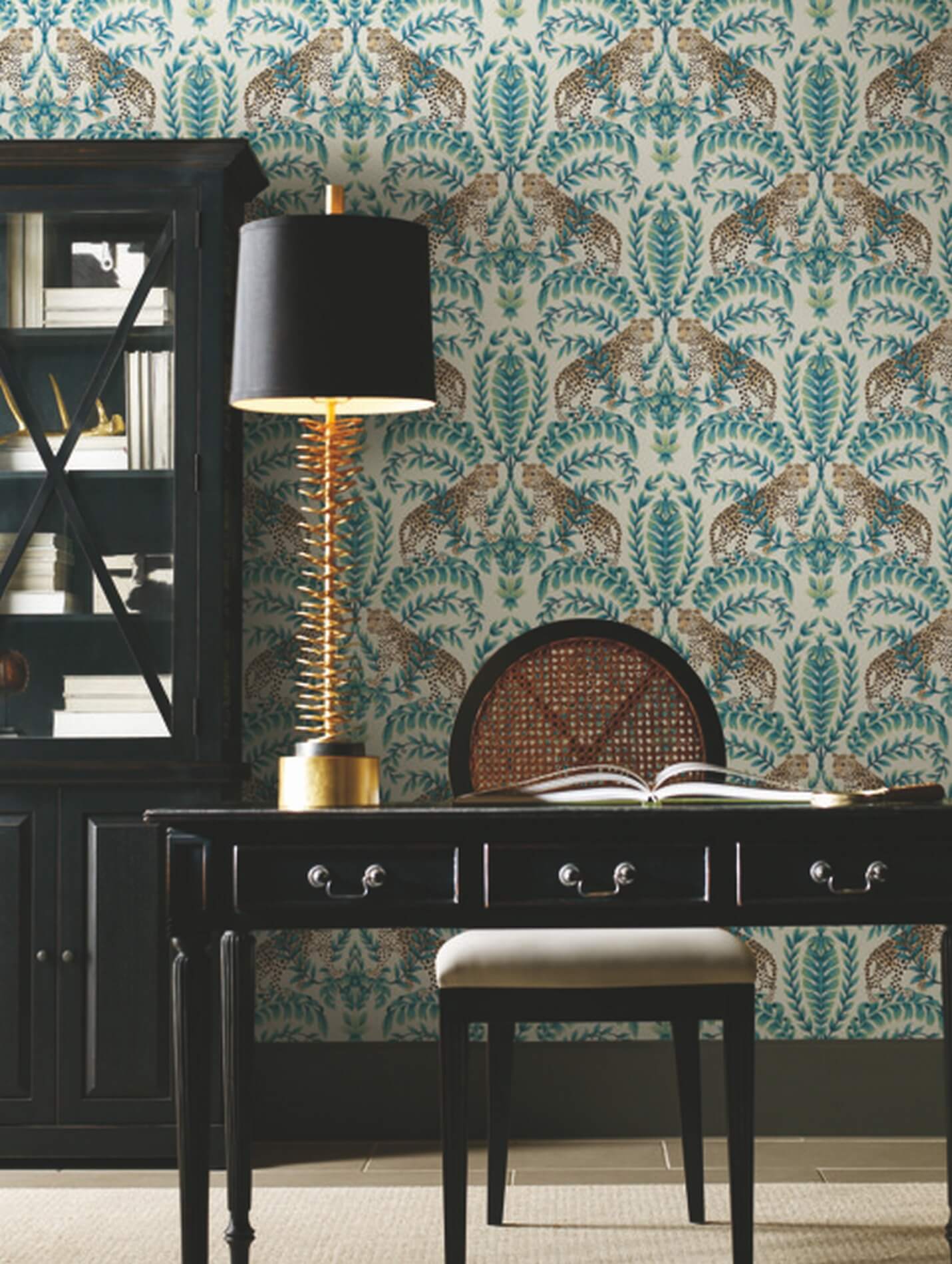 Tapeta w lamparty i liście York KT2206 Jungle Leopard 24 Karat