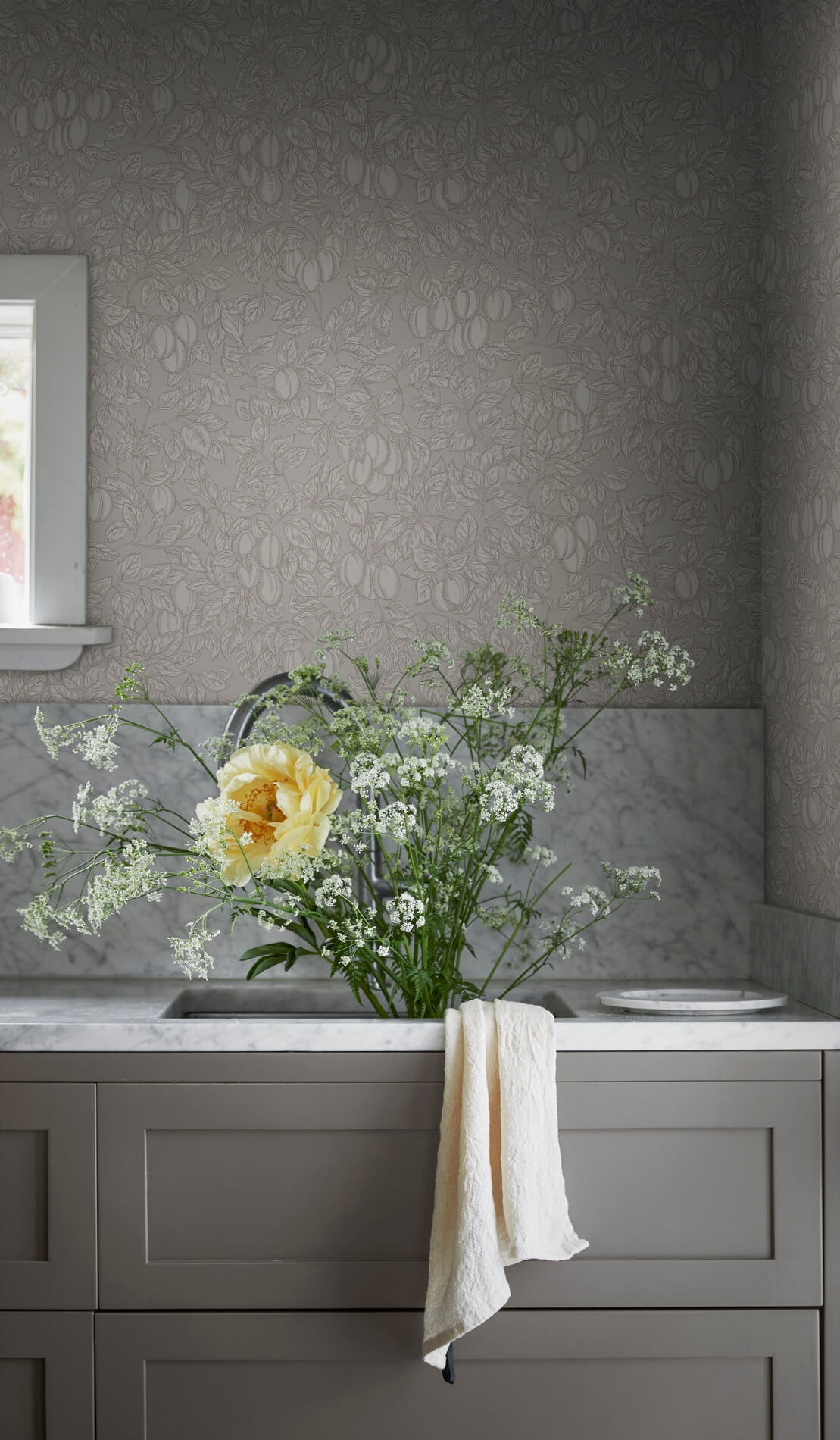 Tapeta Liście I Owoce Sandberg 839-31 Emrik Sandstone Kolonin