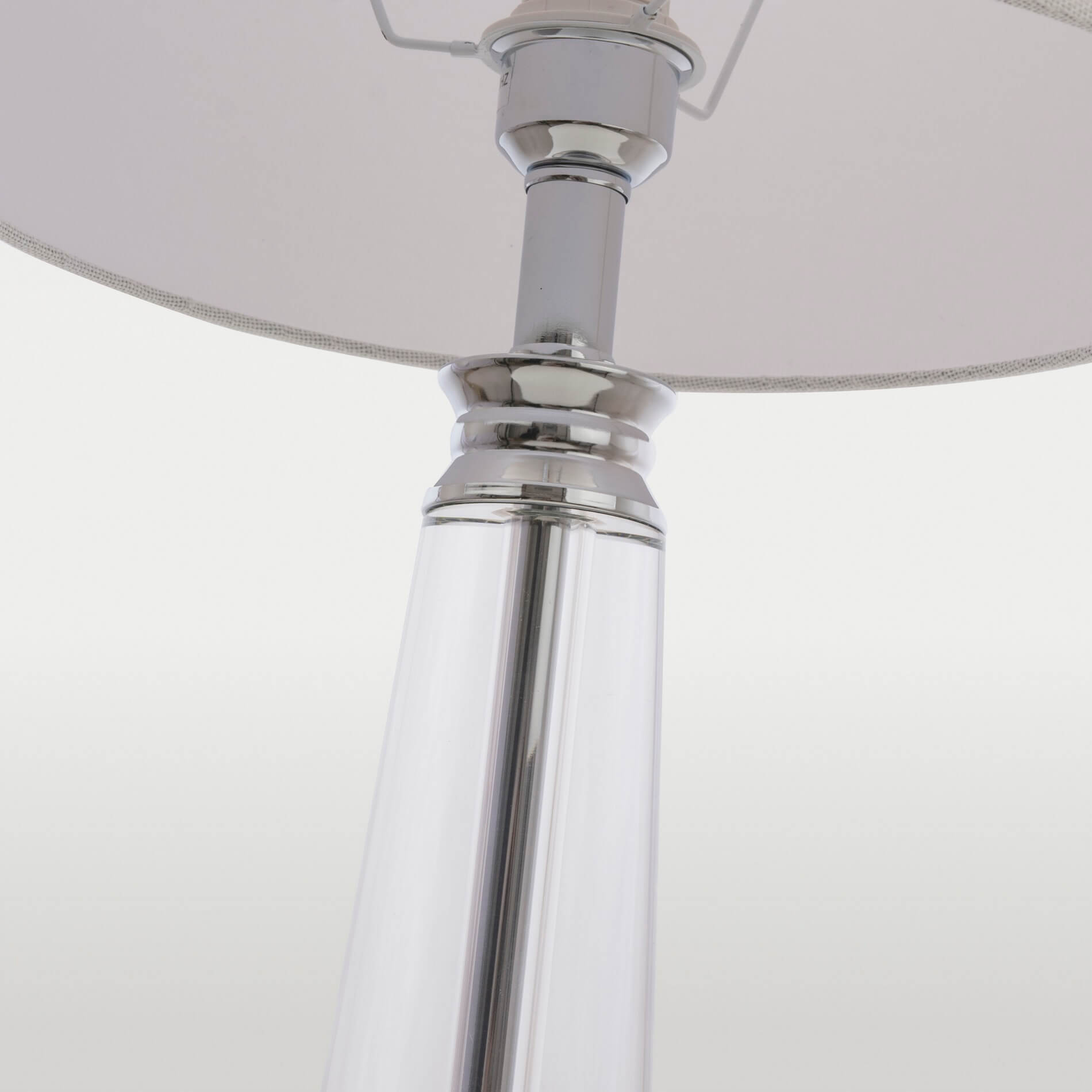 Klasyczna lampa stołowa Charlotte T01332WH Cosmo Light