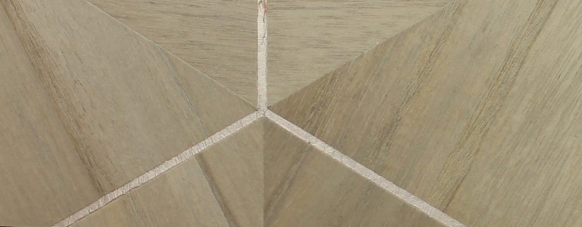 Tapeta Heksagony Fornir York HO2102 Hexagram Wood Veneer Ronald Redding Traveler