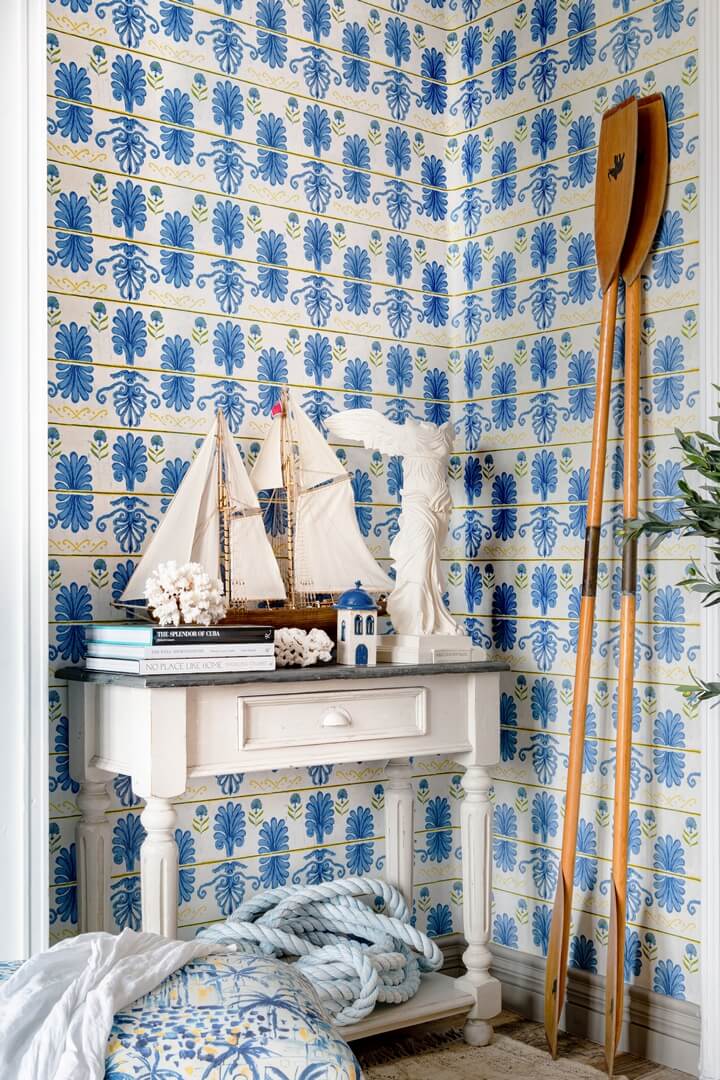 Tapeta Ornament Mind The Gap MYKONOS VILLA MOTIF Azure WP30041 Sundance Villa Complementary