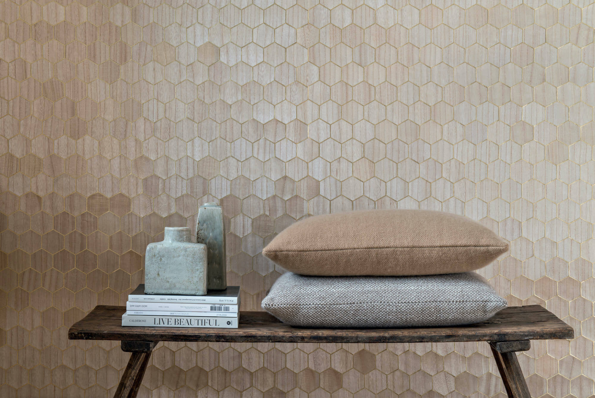 Tapeta Heksagony Fornir CMO Paris Bois Alveole Tabac Or WBO 03 70 Wood Wallcovering