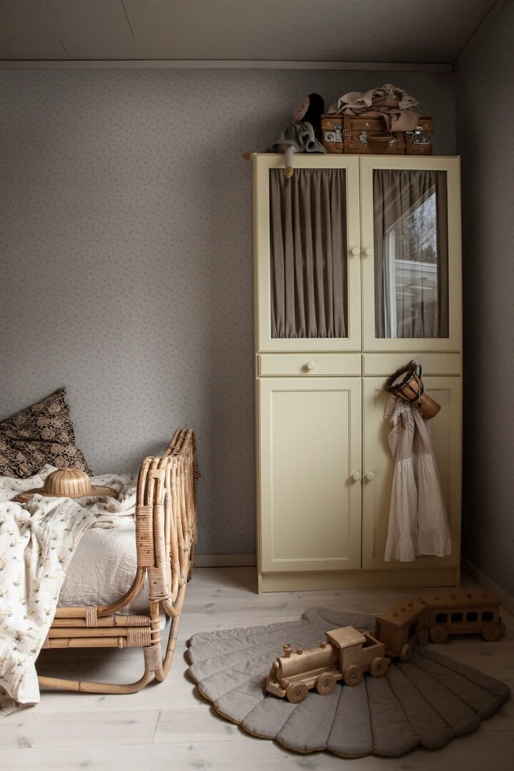 Tapeta drobne kwiatki i liście Sandberg S10120 Stella Misty Blue Jordnara