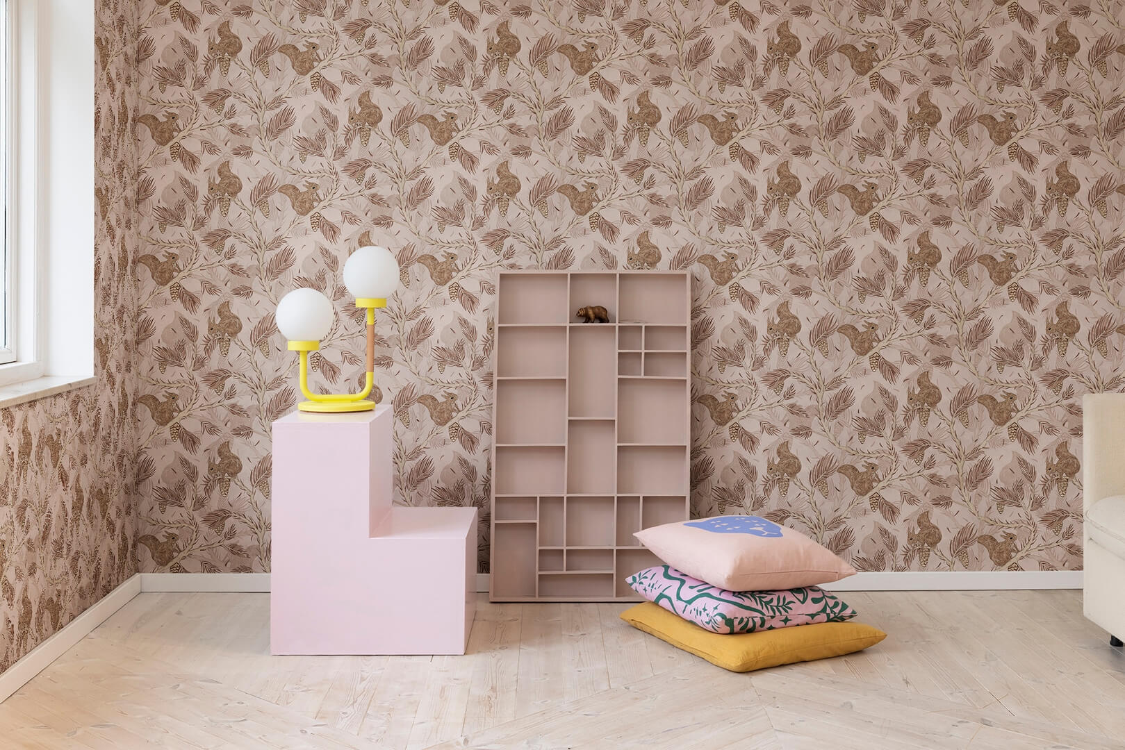 Tapeta wiewiórki Rebel Walls R17981 Squirrel Mountain Pink Dreamland