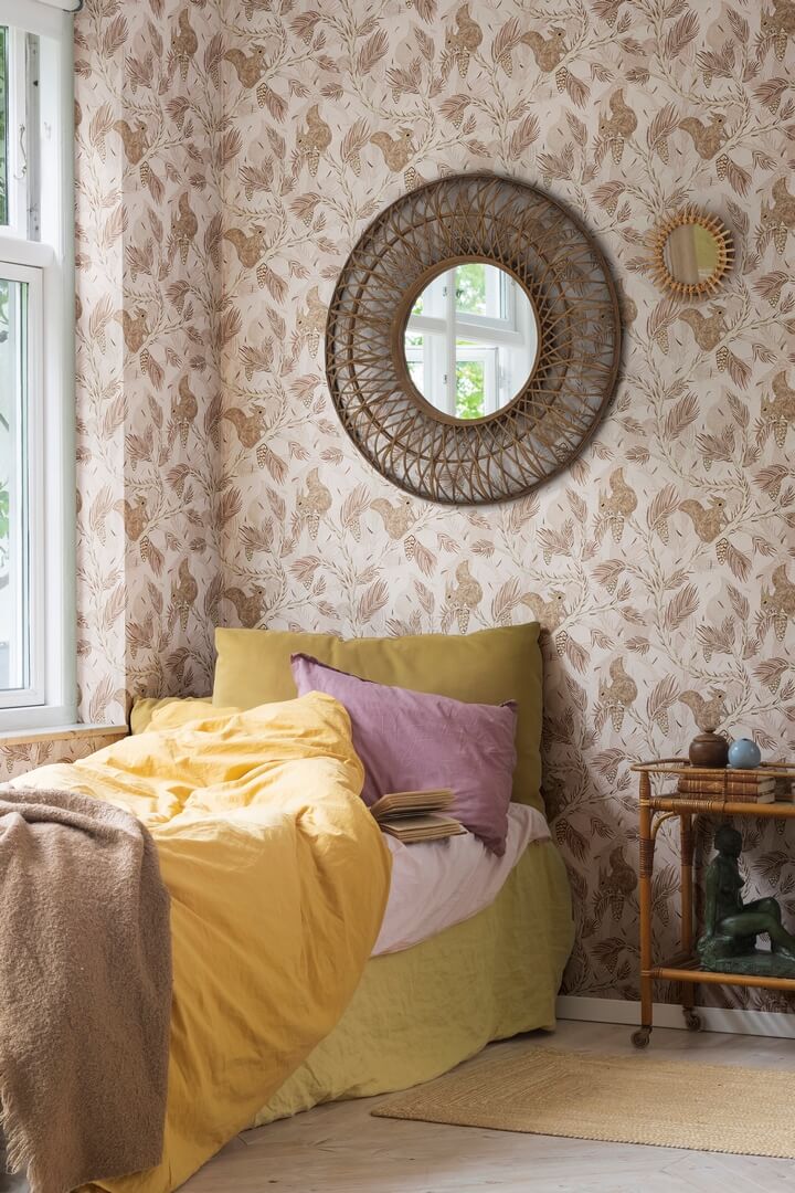 Tapeta wiewiórki Rebel Walls R17981 Squirrel Mountain Pink Dreamland