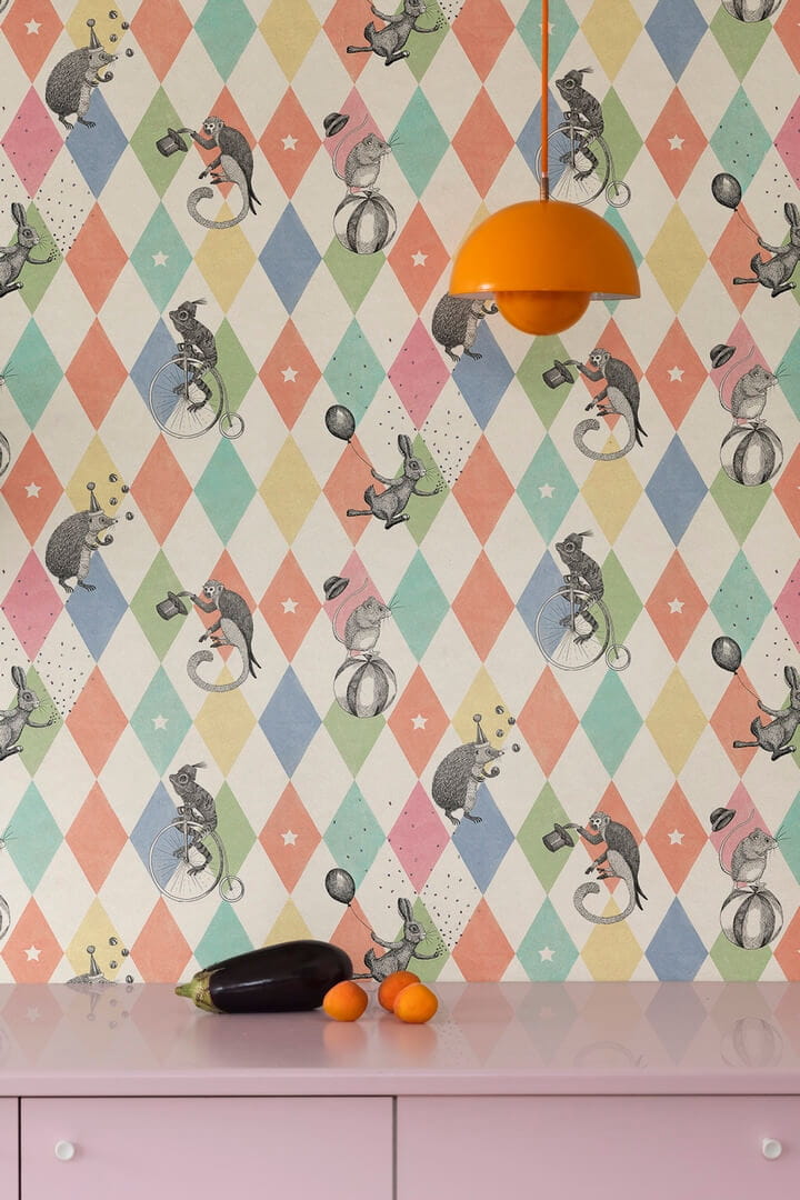 Tapeta cyrk Rebel Walls R18041 Circus Corner Rainbow Dreamland