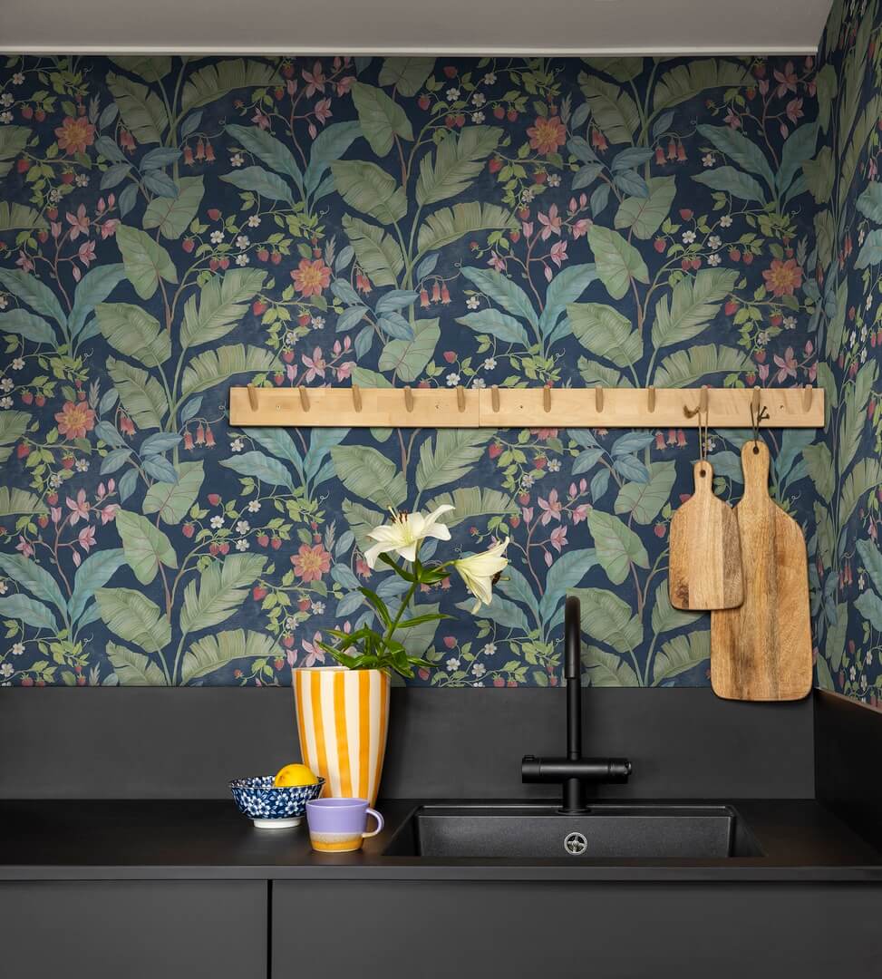 Tapeta roślinna Rebel Walls R18072 Strawberry Lane Night Dreamland