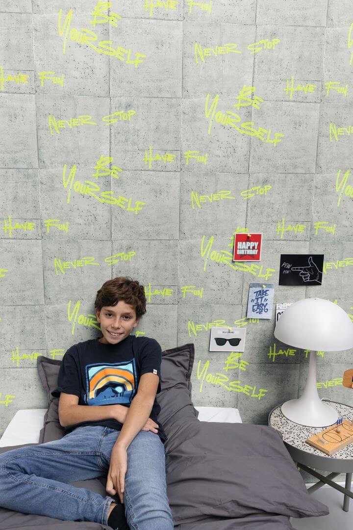 Tapeta beton z graffiti Caselio YNF 103319026 Chill Time Young & Free