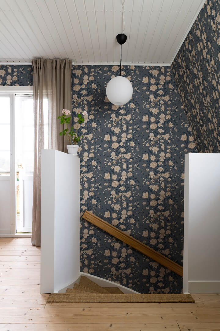 Tapeta kwiaty Sandberg S10163 Karins Bukett Indigo Huset i Solen