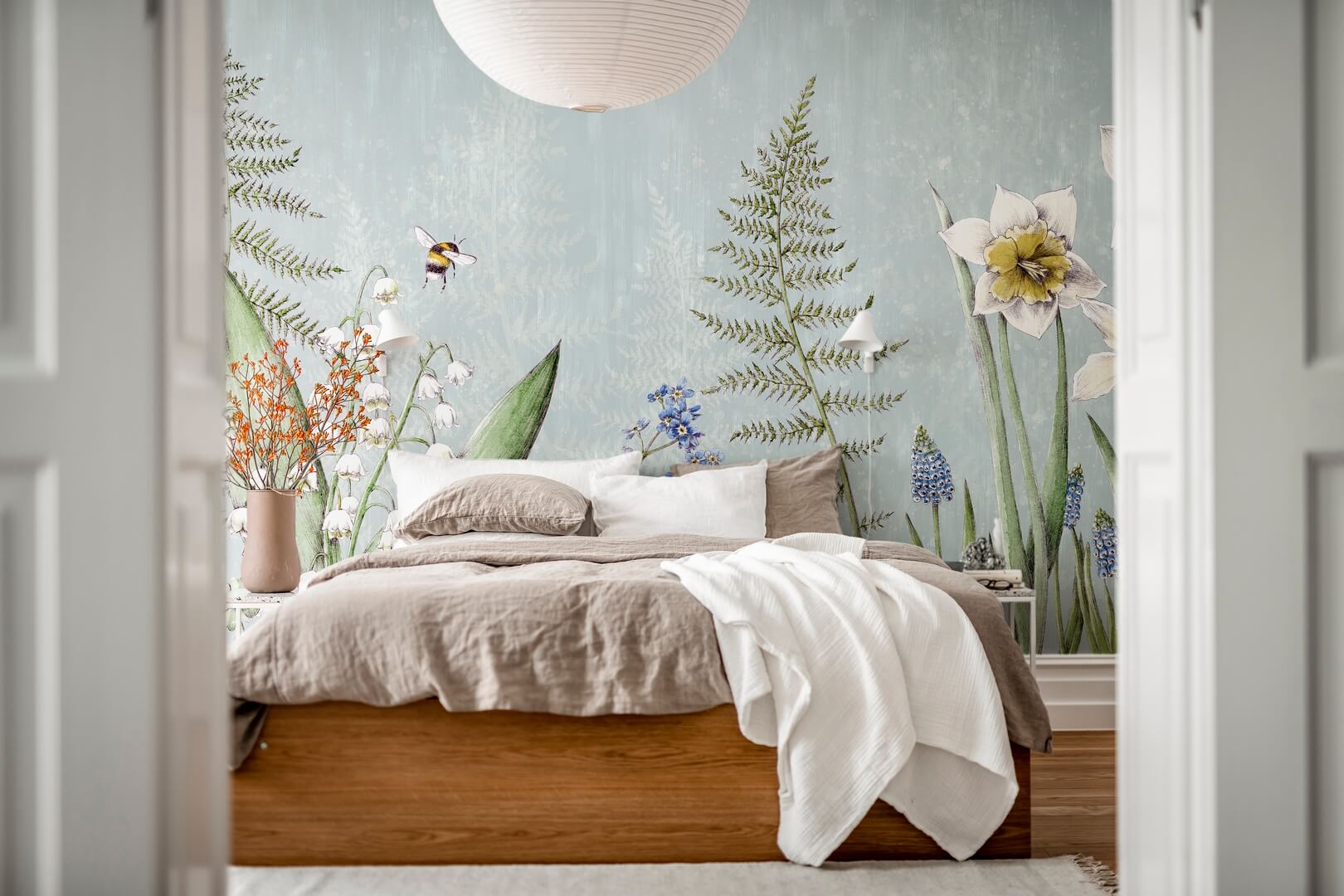Fototapeta łąka Rebel Walls R18643 Bumblebee Light Blue Julia Appel