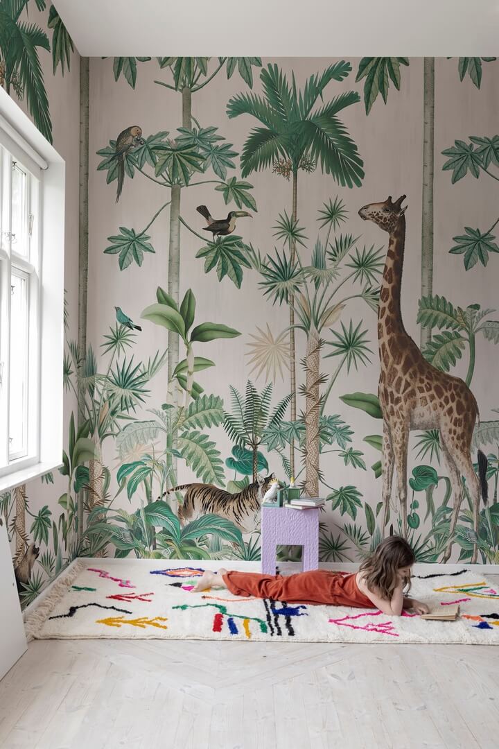 Fototapeta dżungla Rebel Walls R16795 Giraffes Stroll Pastel Pink Wonder World