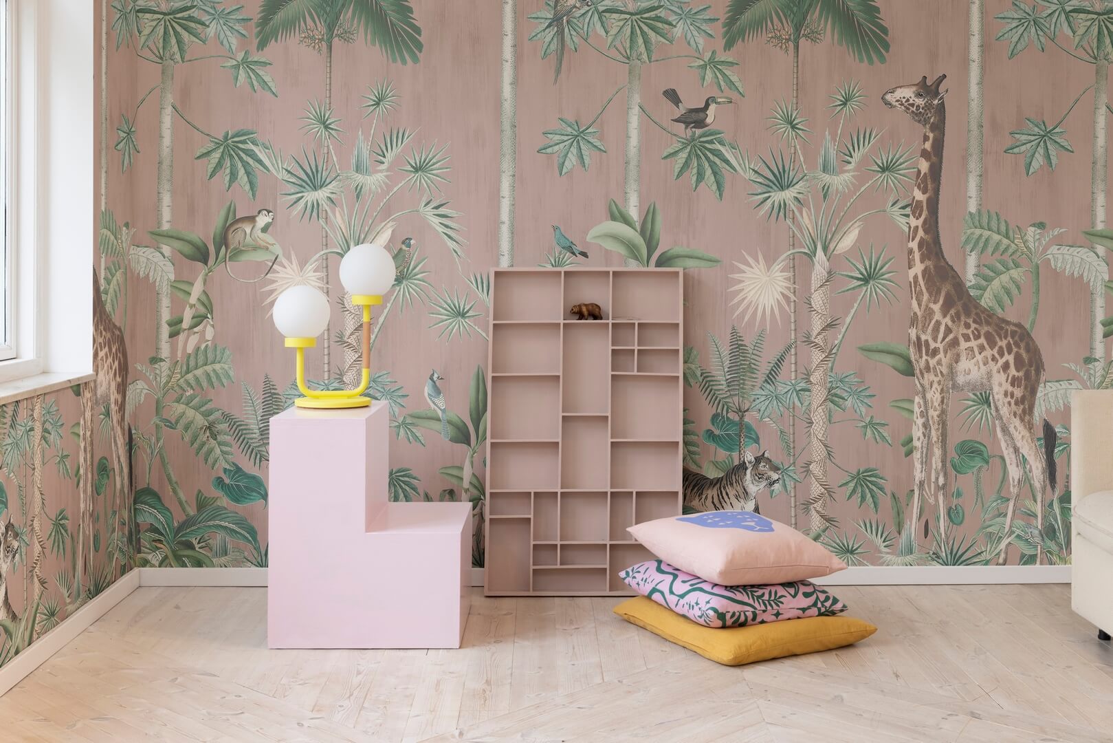 Fototapeta dżungla Rebel Walls R16796 Giraffes Stroll Pink Wonder World