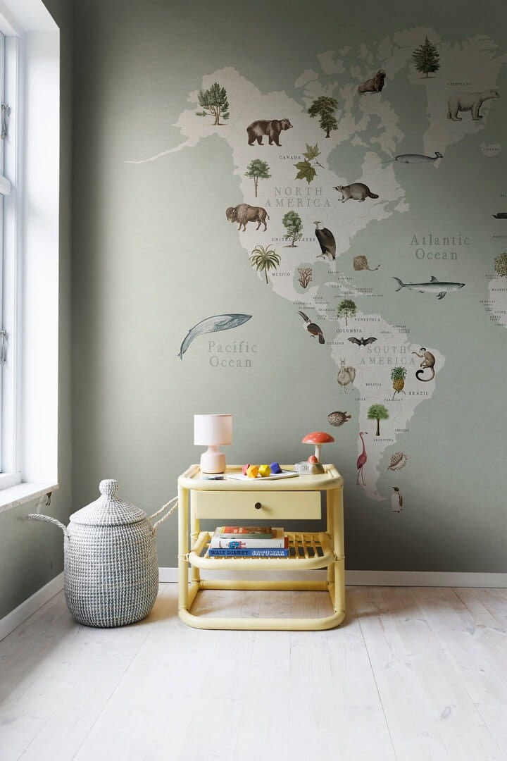Fototapeta mapa ze zwierzętami Rebel Walls R18441 World of Wonders Mint Wonder World