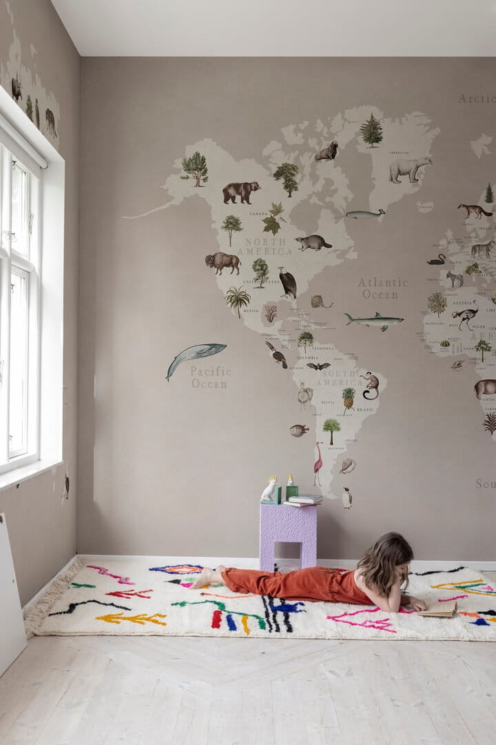 Fototapeta mapa ze zwierzętami Rebel Walls R18442 World of Wonders Pastel Pink Wonder World