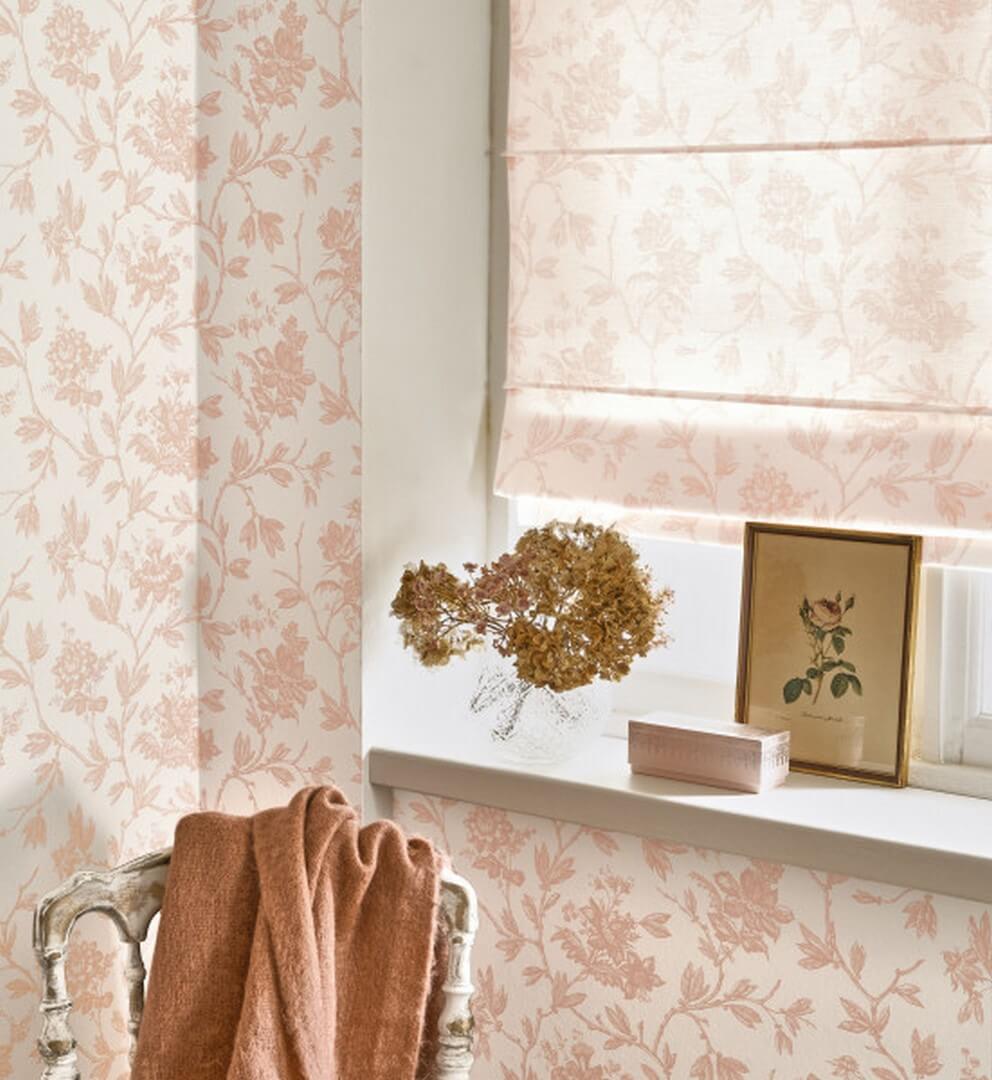 Tkanina Toile de Jouy z roślinnym wzorem Casadeco LBTJ 88054122 Tissu Rosa Les Belles Toiles de Jouy