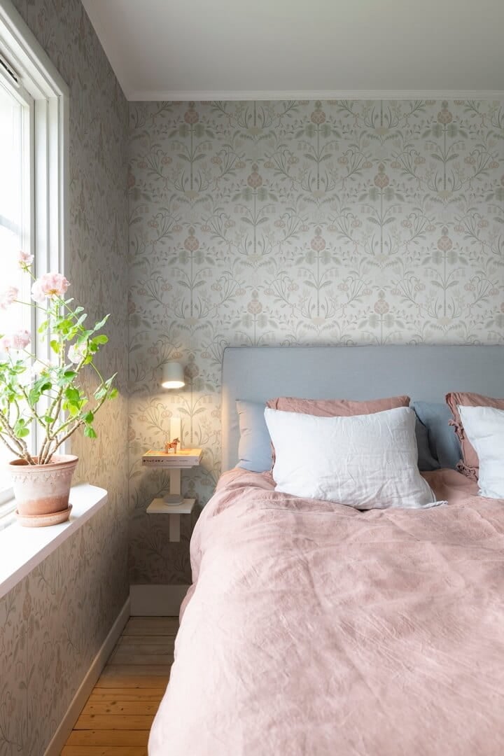 Tapeta roślinny ornament Sandberg S10156 Till Carl Powder Pink Huset i Solen