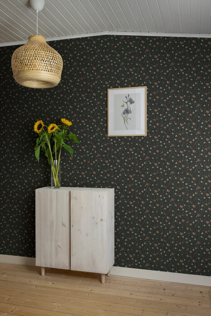 Tapeta w kwiatki Sandberg S10158 Signe Charcoal Huset i Solen