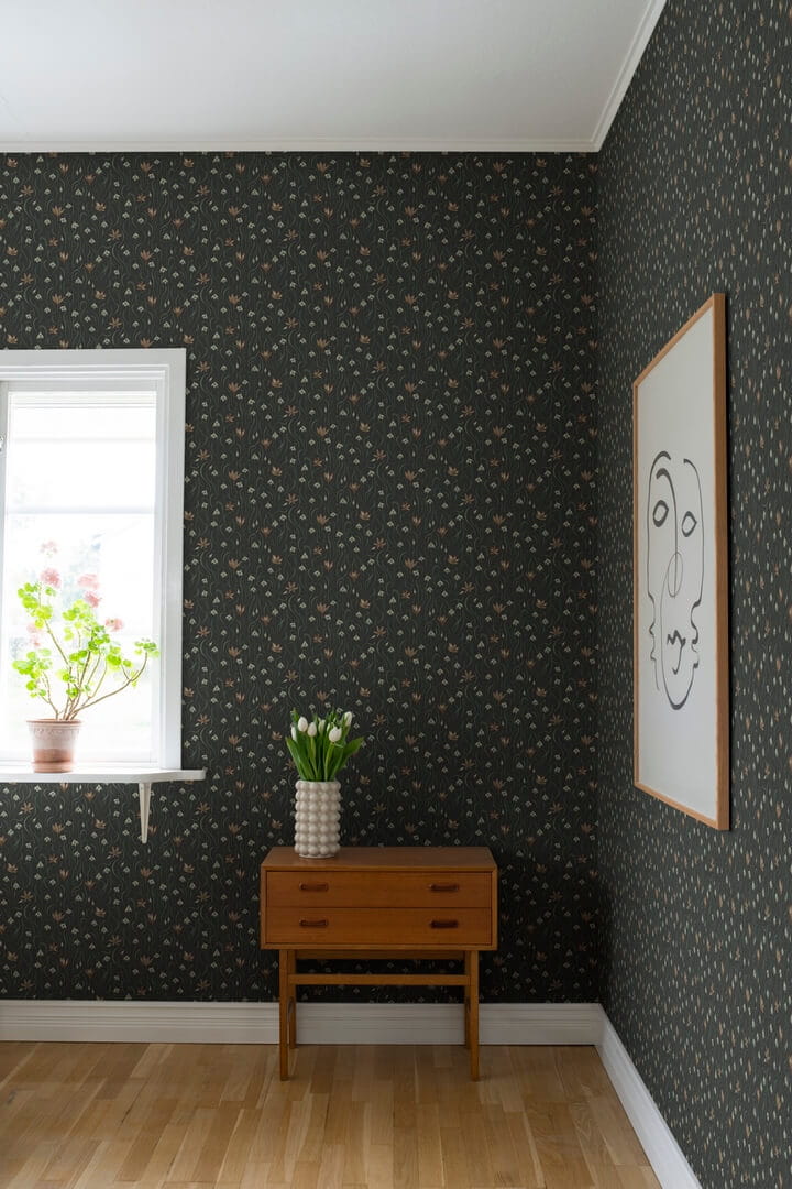 Tapeta w kwiatki Sandberg S10158 Signe Charcoal Huset i Solen