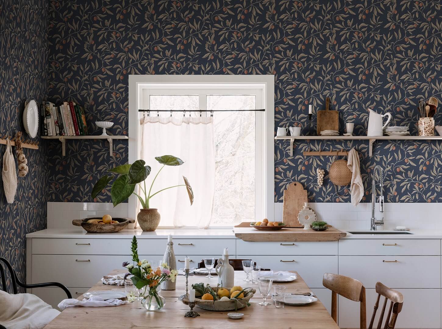 Tapeta roślinna, owoce liczi Sandberg S10224 Vinnie Classic Blue Villa Dalaro II