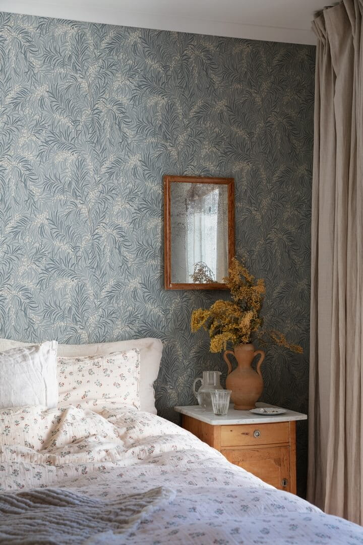 Tapeta liście Sandberg S10226 Idun Misty Blue Villa Dalaro II