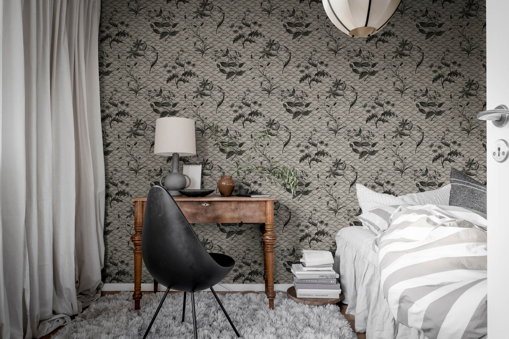 Fototapeta w japońskim stylu Rebel Walls R19322 Floral Ripple Graphite Imperfections