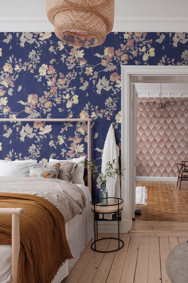 Fototapeta kwiaty Rebel Walls R19323 Blooming Garden Dark Blue Imperfections