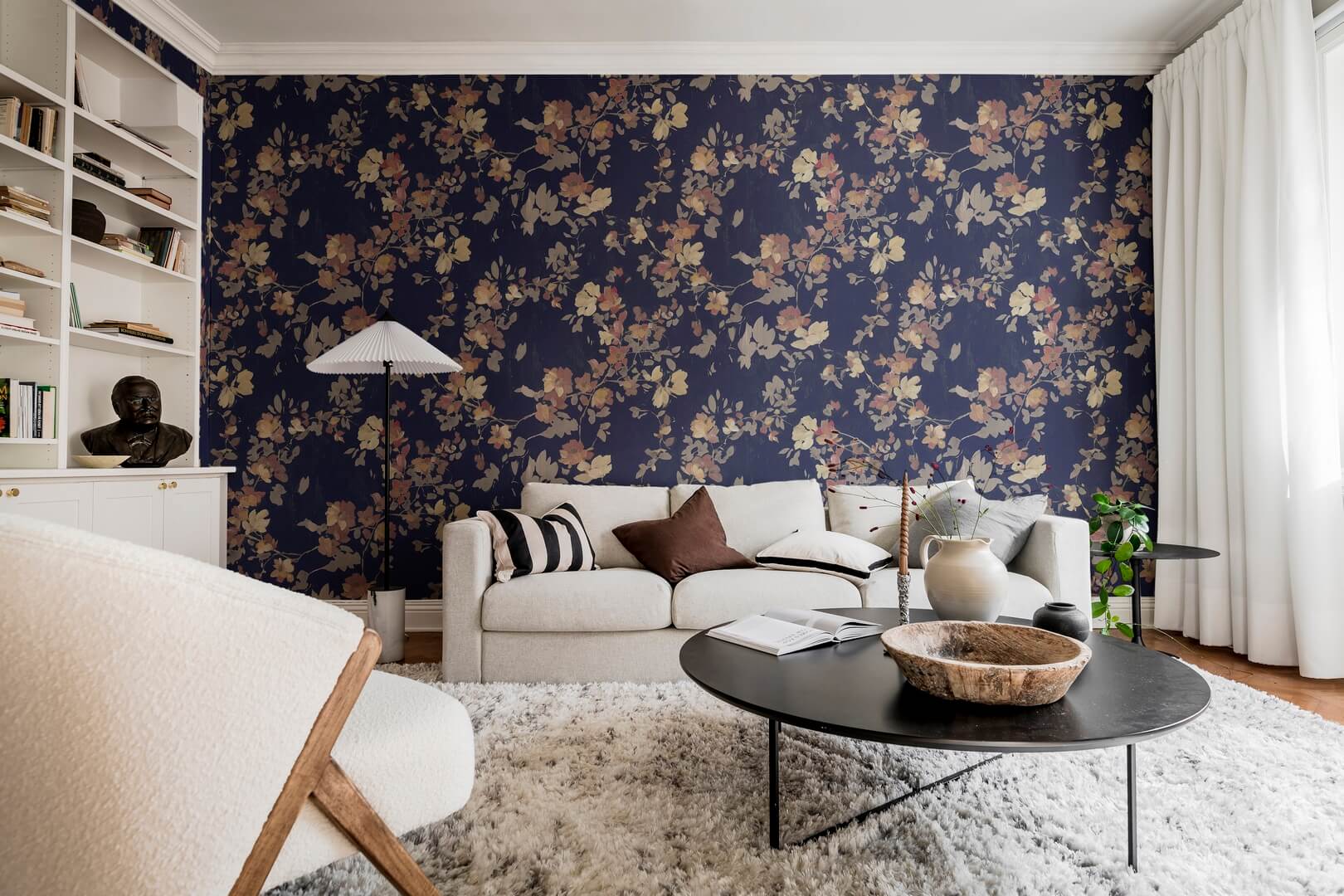 Fototapeta kwiaty Rebel Walls R19323 Blooming Garden Dark Blue Imperfections