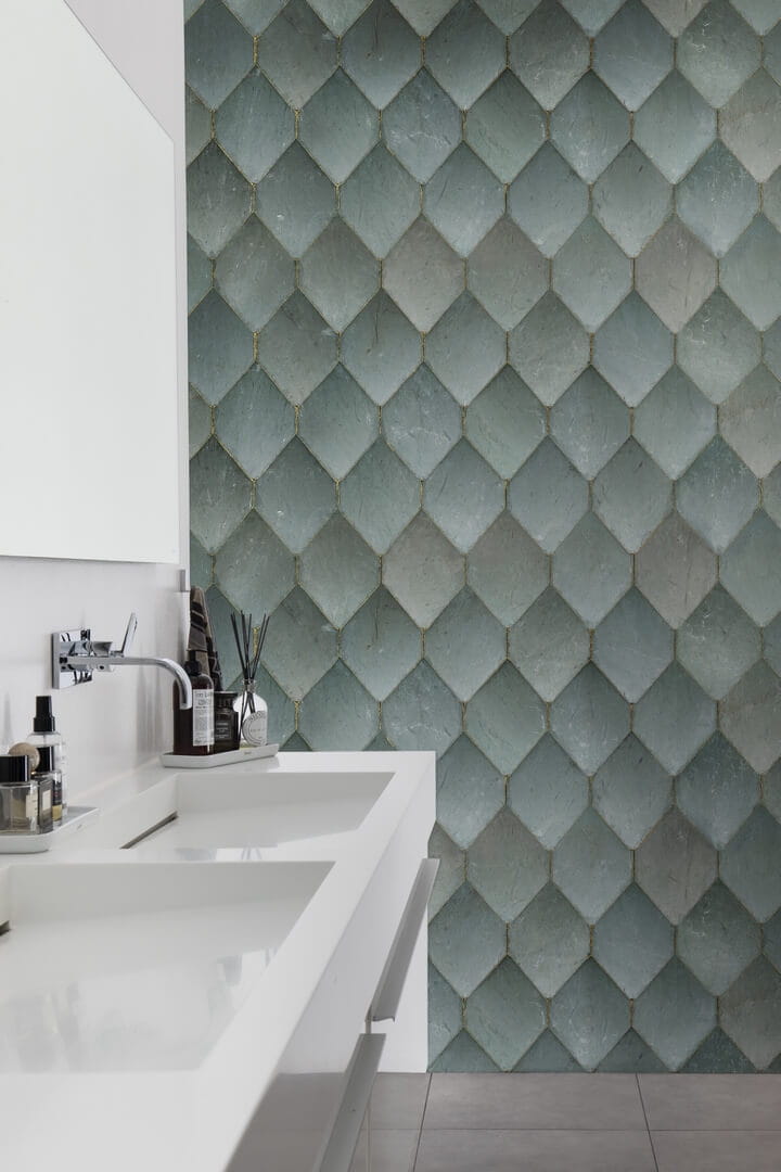 Fototapeta jak płytki ze złotą fugą Rebel Walls R19330 Osaka Tiles Emerald Imperfections