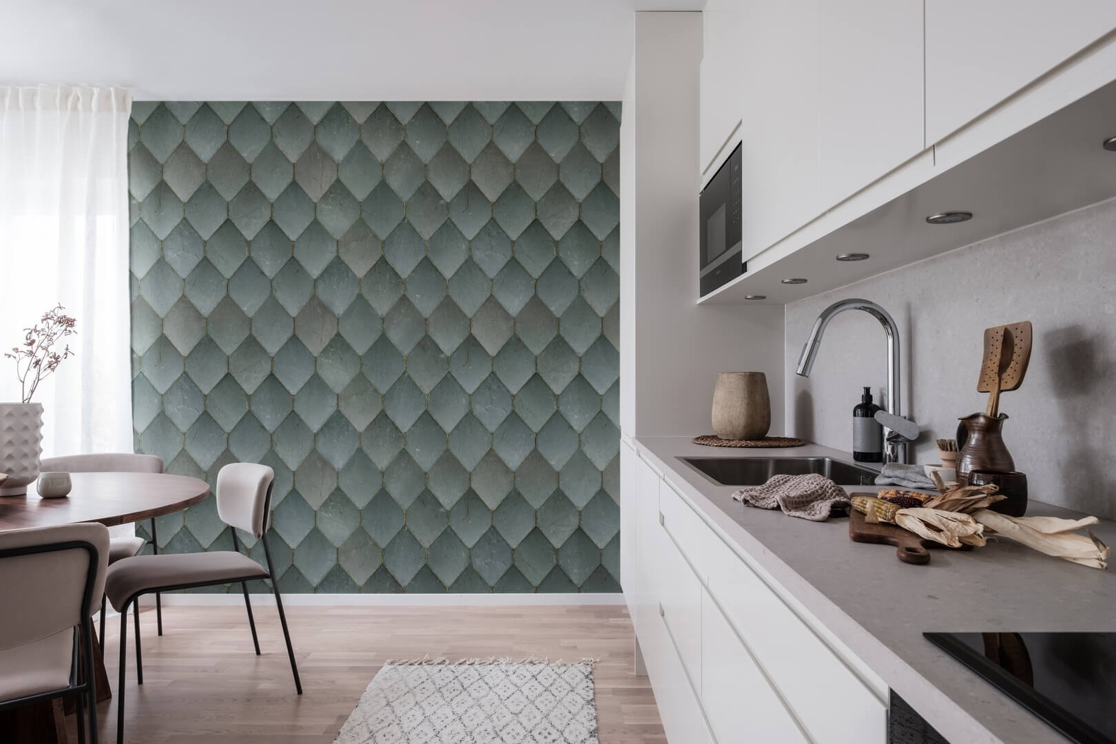 Fototapeta jak płytki ze złotą fugą Rebel Walls R19330 Osaka Tiles Emerald Imperfections