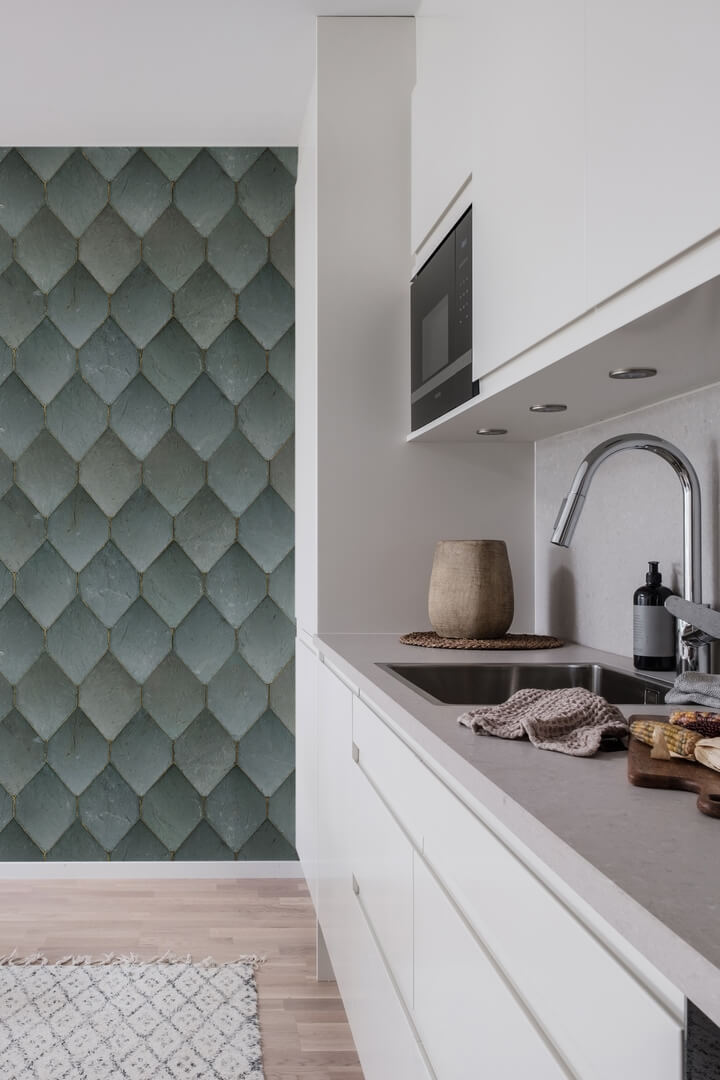 Fototapeta jak płytki ze złotą fugą Rebel Walls R19330 Osaka Tiles Emerald Imperfections