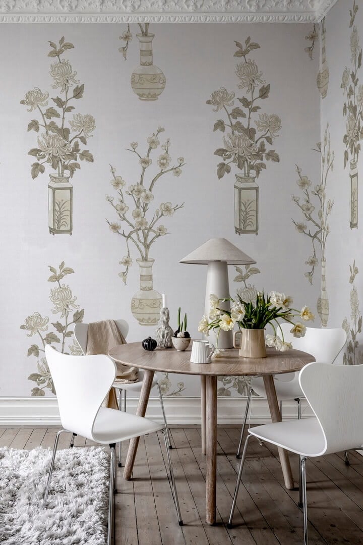 Fototapeta wazony z kwiatami Rebel Walls R19341 Japanese Vase Pearl Imperfections