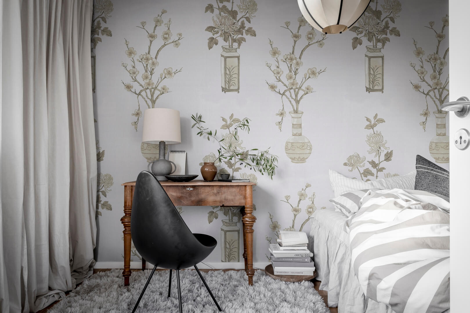 Fototapeta wazony z kwiatami Rebel Walls R19341 Japanese Vase Pearl Imperfections