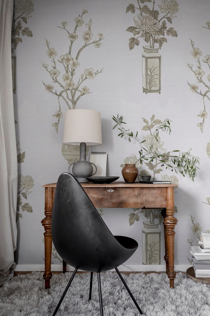 Fototapeta wazony z kwiatami Rebel Walls R19341 Japanese Vase Pearl Imperfections