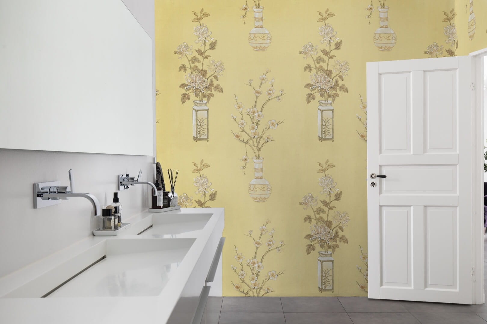 Fototapeta wazony z kwiatami Rebel Walls R19342 Japanese Vases Saffron Imperfections