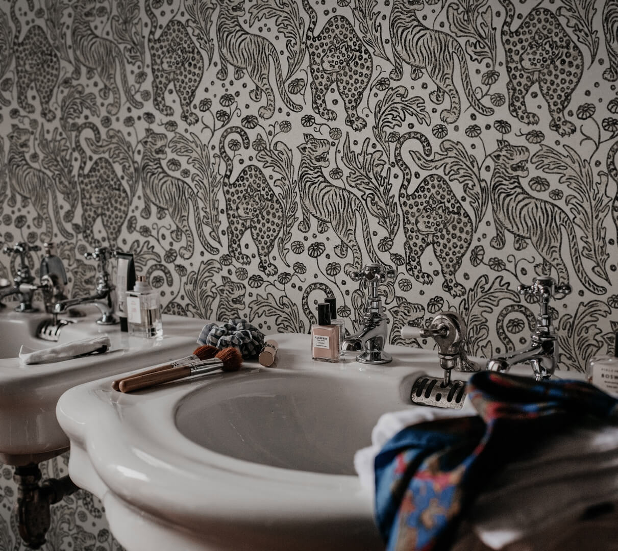 Tapeta tygrysy Rebel Walls R19215 Year of the Tiger Graphite Vintage Brocade