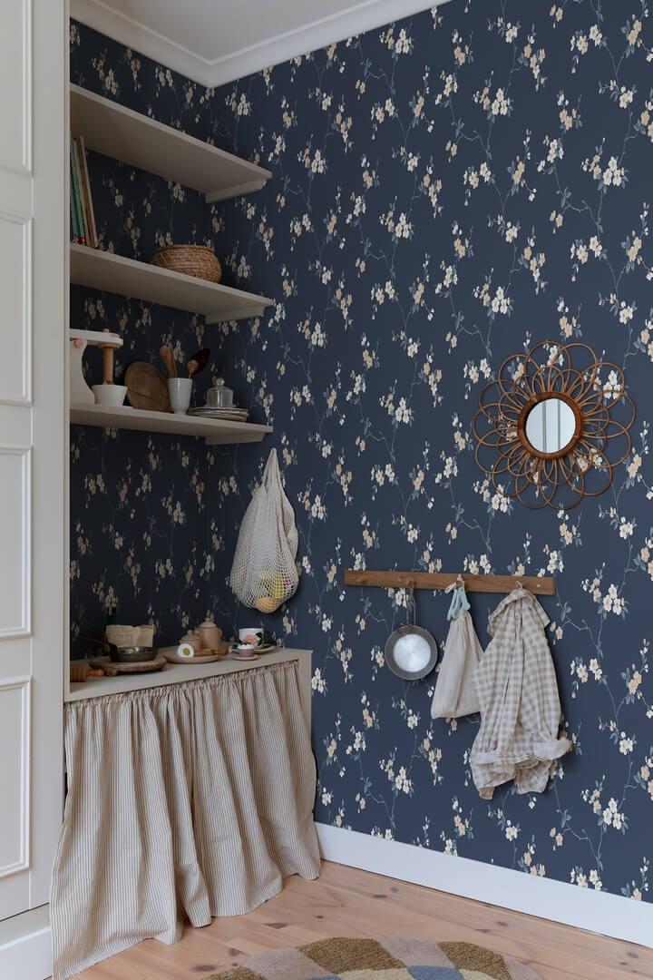 Tapeta kwitnąca jabłoń Sandberg S10189 Engla Classic Blue Villa Dalaro II