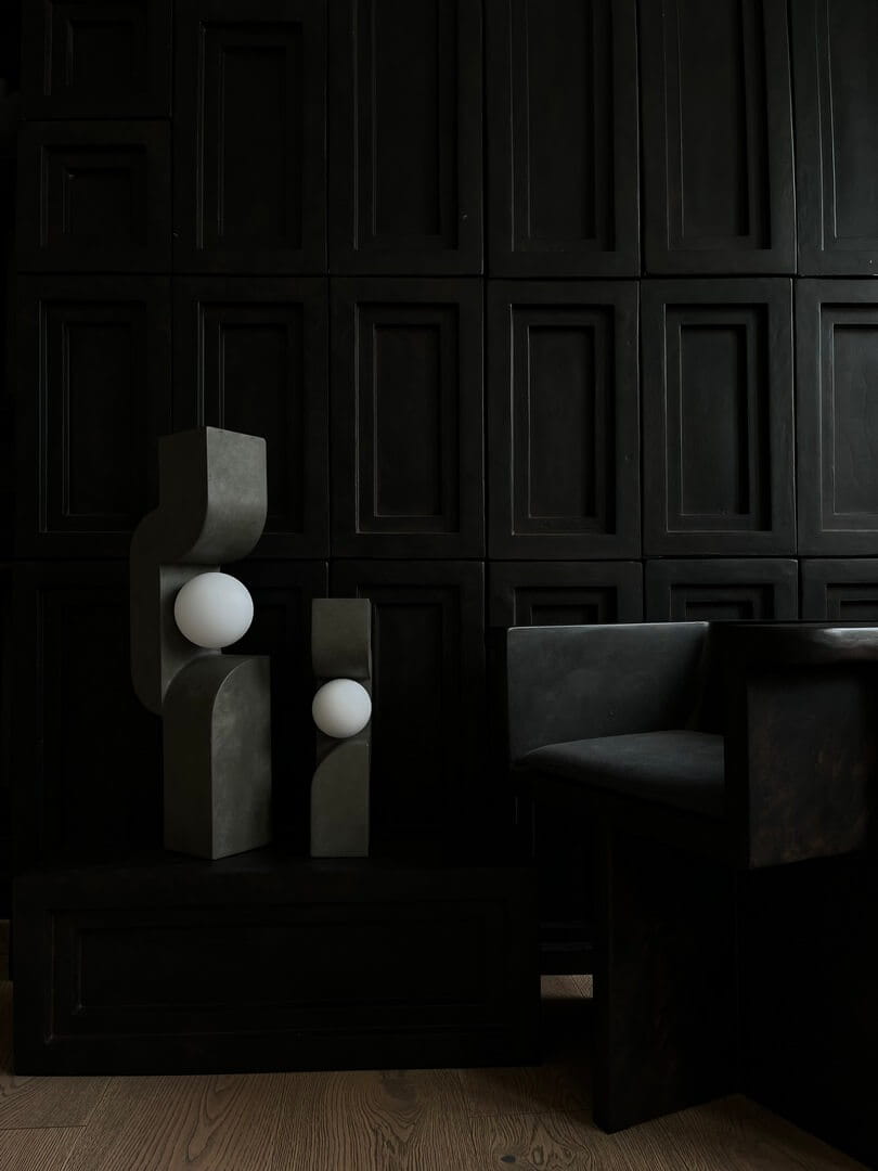 Lampa stołowa/podłogowa 223028 Sitting Man Dark Grey Lighting 101 Copenhagen