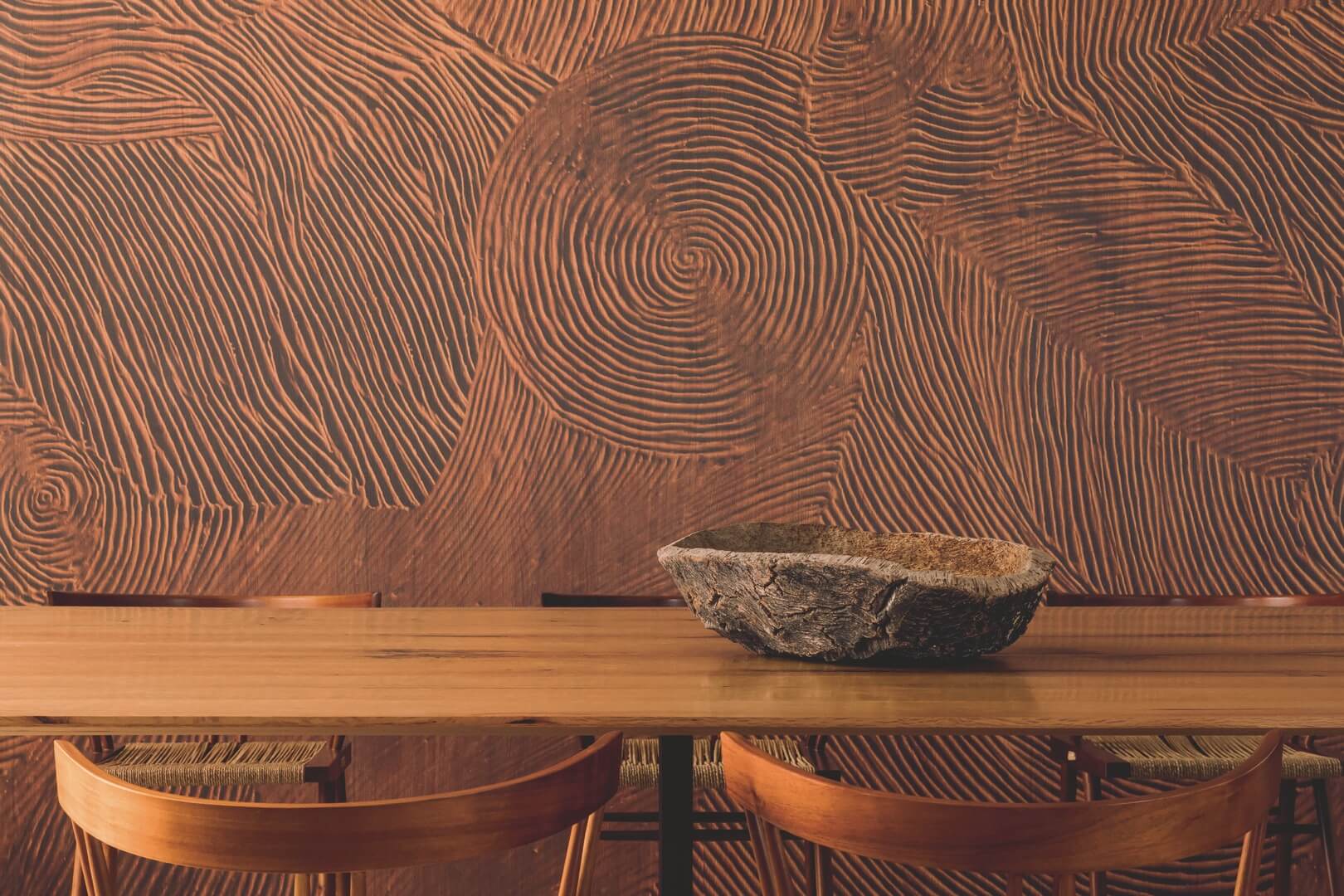 Mural jak drewniane słoje Elitis VP939 01 Nuit Cinetique Bois Sculpte