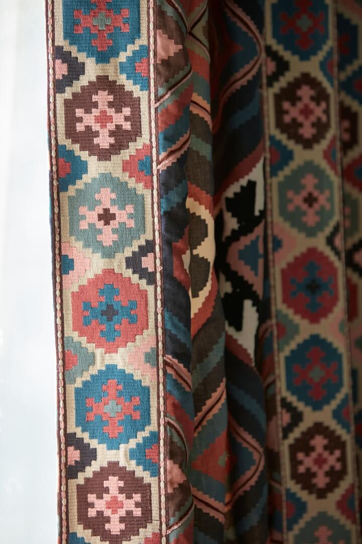 Tkanina haftowany kilim Morris & Co. 237306 Dorothy's Kilim Emery Walker's England