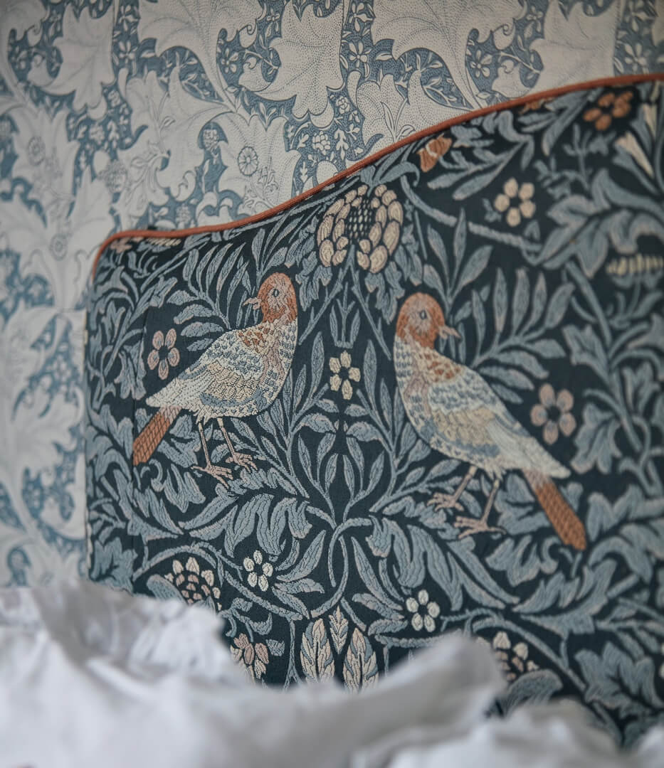 Tkanina haftowana botaniczna Morris & Co. 237311 Bird Tapestry Emery Walker's England
