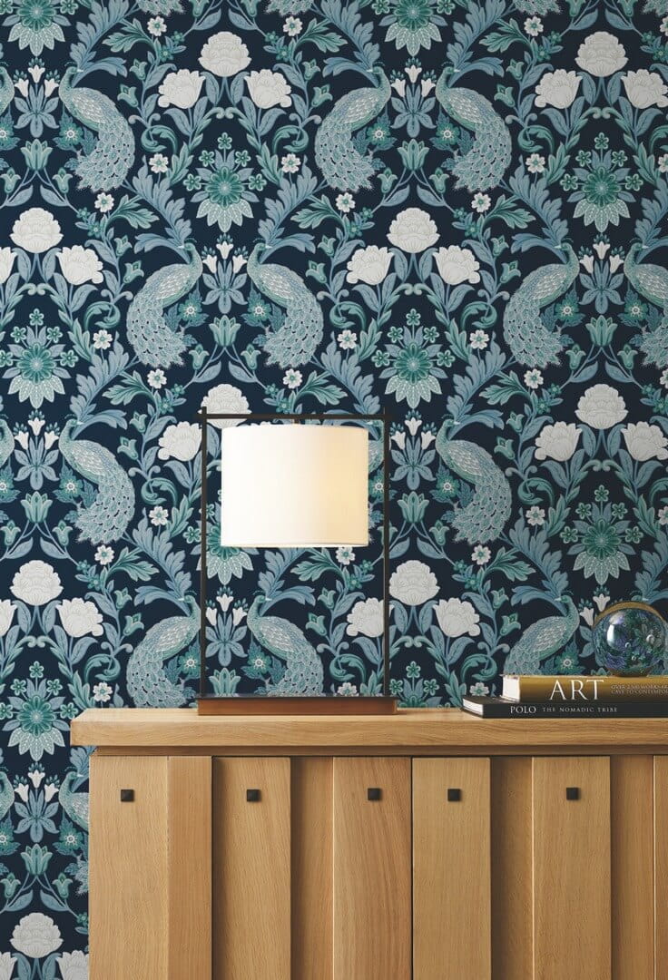 Tapeta pawie i kwiaty York Wallcoverings AC9103 Plume Dynasty Art & Crafts